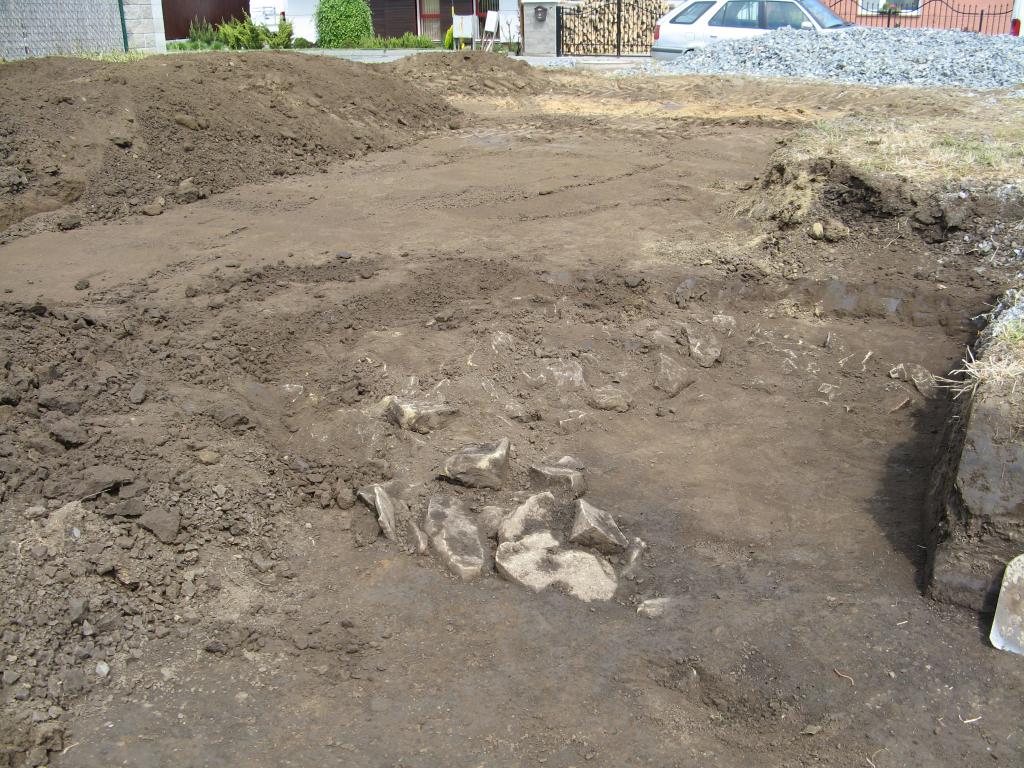Začala skrývka zeminy, bagr odkryl jedno z prvních míst, kde se nachází hrob.