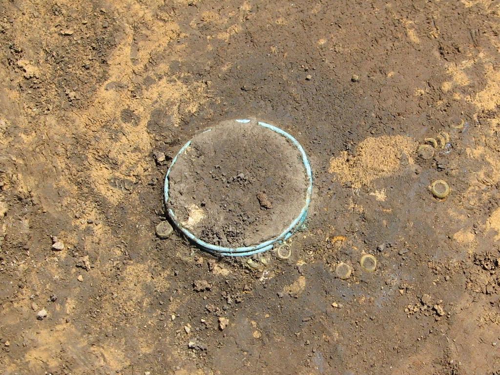 Hrob H 3 - detailní pohled na bronzové kroužky a skleněné korále