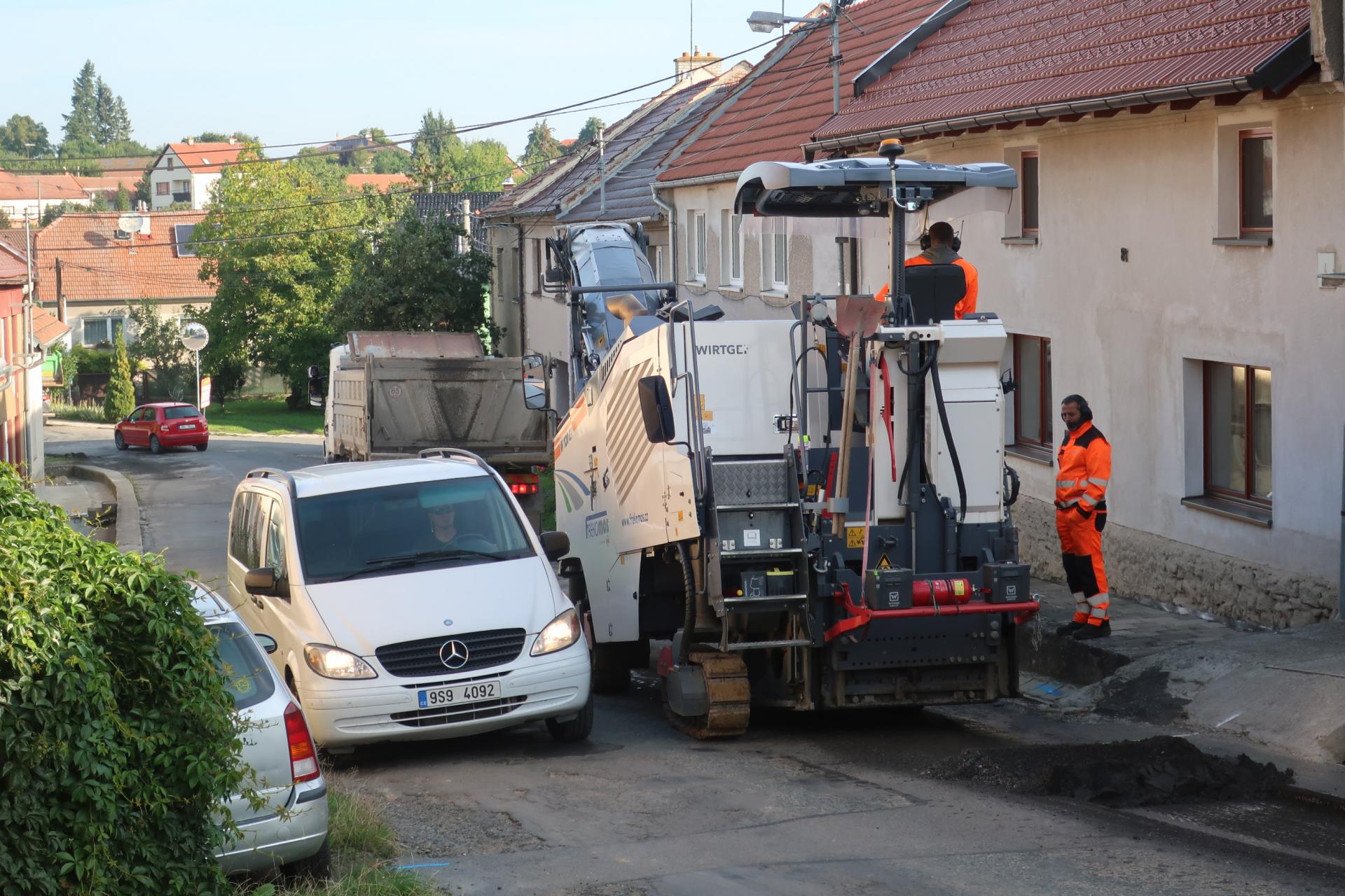 Oprava silnice v obci Seloutky. Foto: Lubomír Kaprál