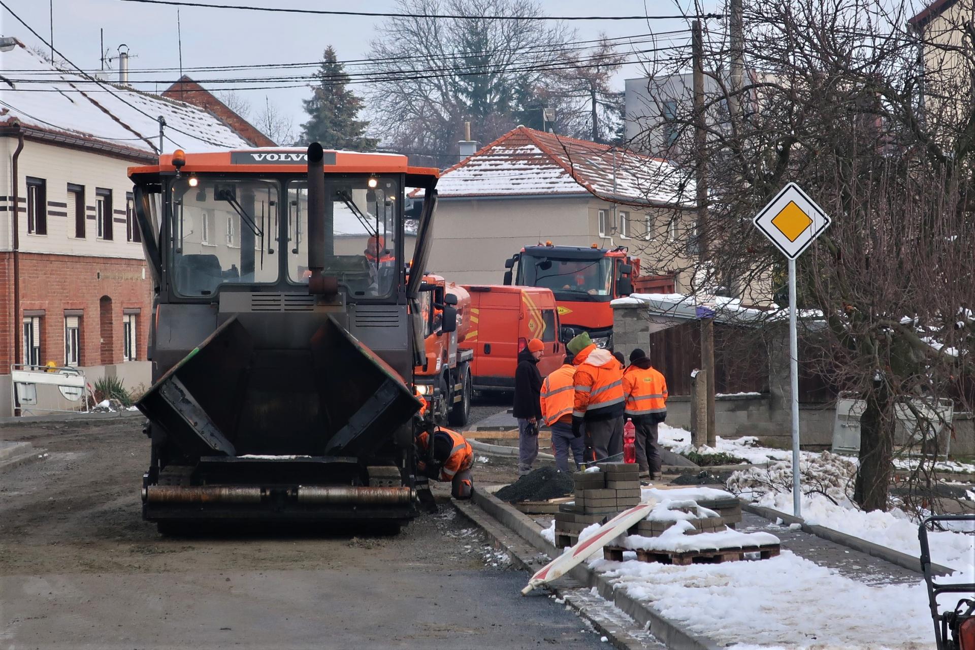 13. prosince byla položena základní asfaltová vrstva přes zbytek obce