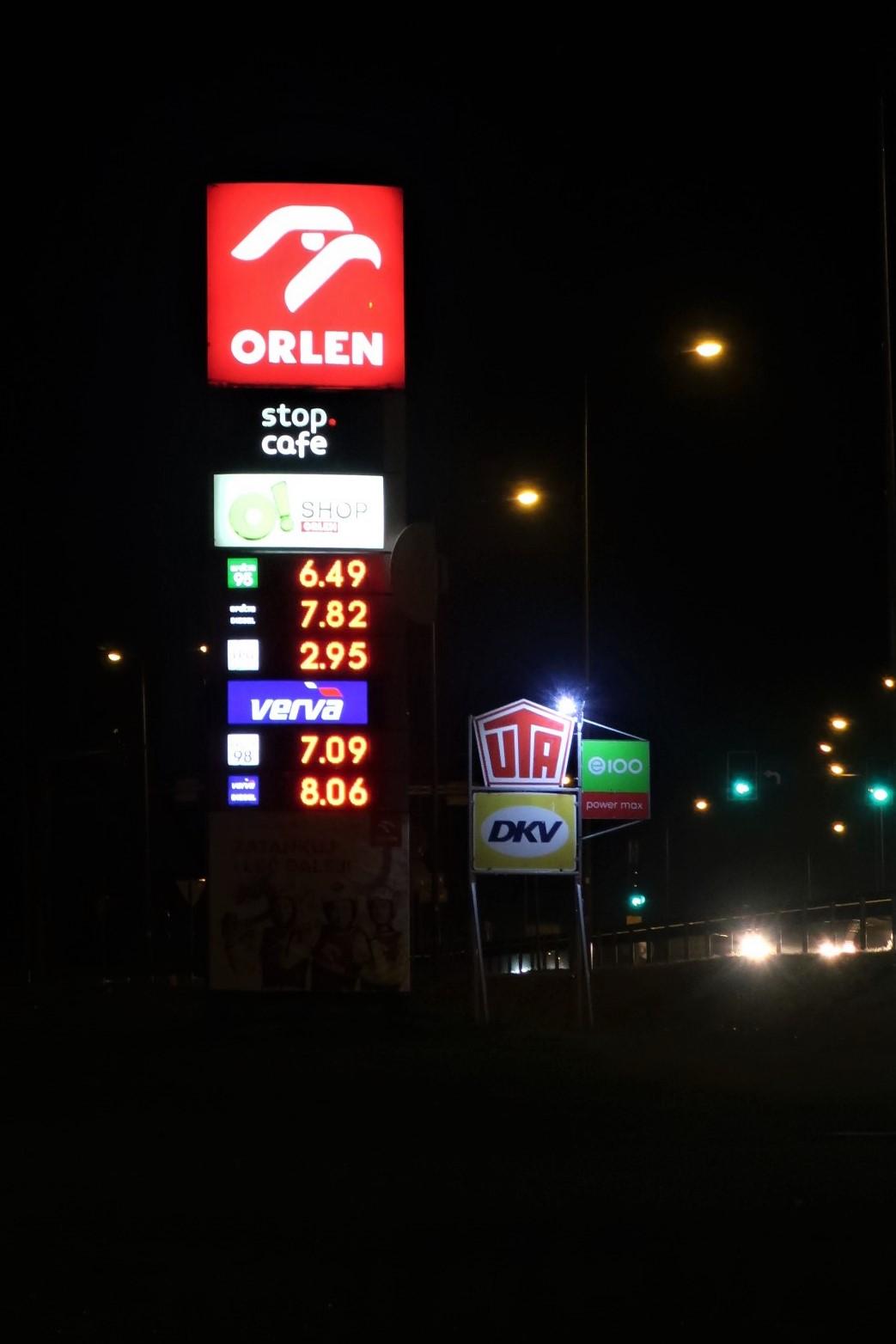ceny pohonných hmot - benzín zde stojí 36,-Kč, u nás 40,-Kč